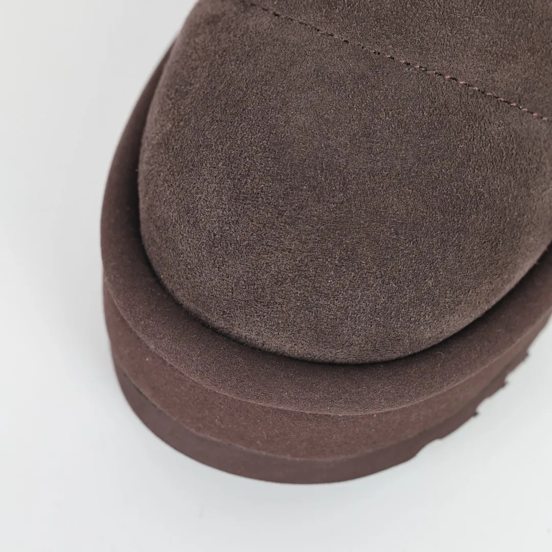 Pick up locally💰660 Core recommendation Good price Cashmere insoles are a very suitable choice for keeping warm in winter and at home. In the new year, uug launched a series of styles, which are partially geared towards the preferences of young consumers and have also moved to the forefront of fashion trends. Shoe body material Water-repellent coated suede upper 17mm UGGPURE™ implanted wool insole Lightweight non-slip comfortable rubber outsole With brand LOGO Trademark Comes with a full set of packaging Size: 35 36 37 38 39 40